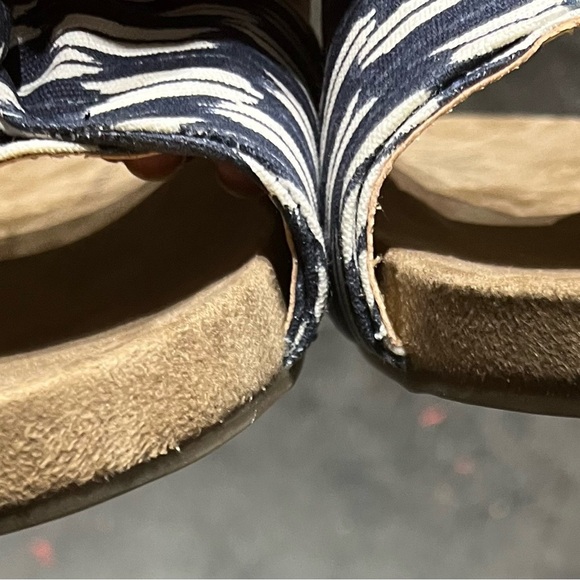 Lucky Brand Cotton Slip-on sandals
Size 9
Excellent condition - Picture 6 of 8